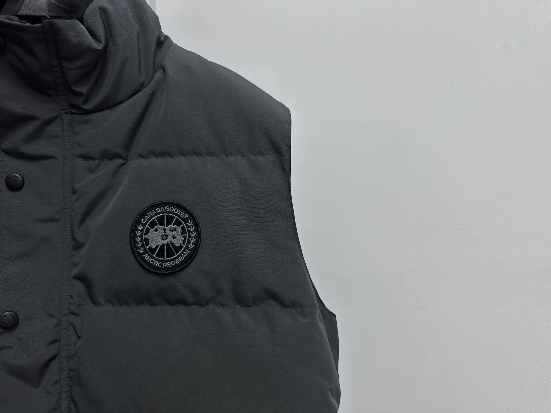 P360 [Canada Goose] Canada Goose black label #Freestyle Crew 4151mb men’s and women’s vest down ➖ Imported Behringer embroidery machine with customized 10,000-needle embroidery label! ➖ Imported 21-count polyester-cotton blended original fabric, using Feather-Light 10D waterproof coating fabric, made of 84.5% polyester fiber and 15.5% cotton, 100% the best feel in the entire network! ➖ The genuine official website uses the national standard 80 white duck down, and will never be misled by false claims such as 90 down or goose down! ➖ 100% nylon nylon lining with double double-layer sealing design to prevent velvet from running away. Top-grade polar fleece is used in the collar and pockets to keep warm and comfortable! ➖ Yoshida YKK provides original custom-made electroplated sliders. YKK two-way lockable zippers are tight and smooth and will not peel off paint! ➖ 3M composite original Velcro is durable, and all accessories and hardware are disassembled and customized! ⛔No slander, no exaggeration, no need for too much copywriting, because it is focused, it is professional!  SIZE: XS S M L XL XXL